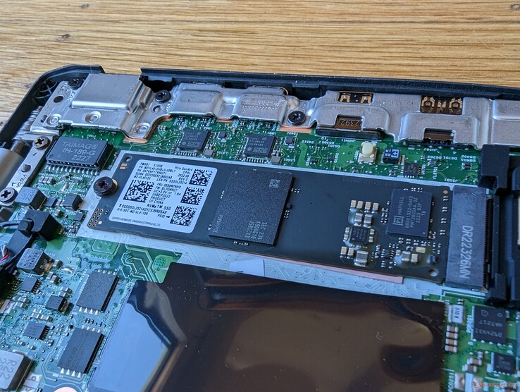 Solo uno slot M.2 2280 PCIe4 x4. Non è incluso alcuno spargitore di calore