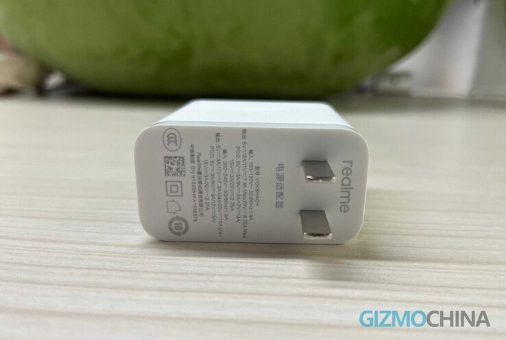 Il nuovo e sovralimentato power brick di Realme è presumibilmente scattato in natura...