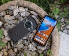 Il rugged Android smartphone TickTock è dotato di un display aggiuntivo sul retro (Immagine: Unihertz)