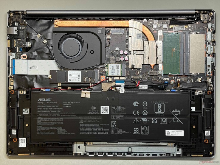 Asus ExpertBook PM5605 a titolo di confronto. Modifiche moderate alle capacità dei moduli SODIMM e della batteria tra i due modelli, nonostante il loro design esterno simile