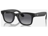 Ray-Ban Meta Gen 2 nero, ripreso di fronte su sfondo bianco, con la fotocamera e il LED di acquisizione negli angoli anteriori