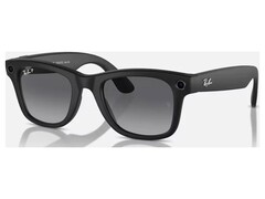 Ray-Ban Meta Gen 2 nero, ripreso di fronte su sfondo bianco, con la fotocamera e il LED di acquisizione negli angoli anteriori