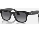 Ray-Ban Meta Gen 2 nero, ripreso di fronte su sfondo bianco, con la fotocamera e il LED di acquisizione negli angoli anteriori