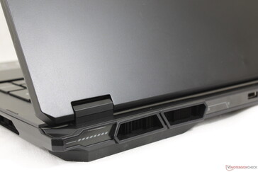 Le superfici nere lisce attirano le antiestetiche impronte digitali