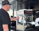Il robot Optimus che serve popcorn al Tesla Diner. (Fonte: Tesla Club-SoCal/X)