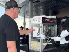 Il robot Optimus che serve popcorn al Tesla Diner. (Fonte: Tesla Club-SoCal/X)