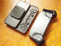 Il controller Bluetooth Abxylute M6 è dotato di un'impugnatura rimovibile.