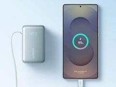 Il Power Bank Nano di Anker (10K, 45W, cavo USB-C retrattile incorporato) è ora disponibile in verde (nella foto). (Fonte: Anker)