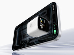 L’alimentatore dispone di una modalità “performance” da 60 W. Nell’immagine: un rendering promozionale del caricabatterie rapido con un iPhone.