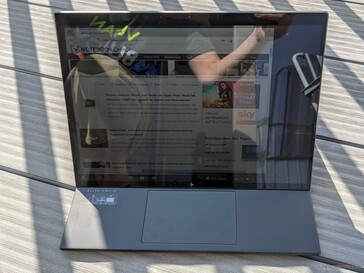 HP EliteBook Folio 13.5 in uso esterno (sole dietro il convertibile)