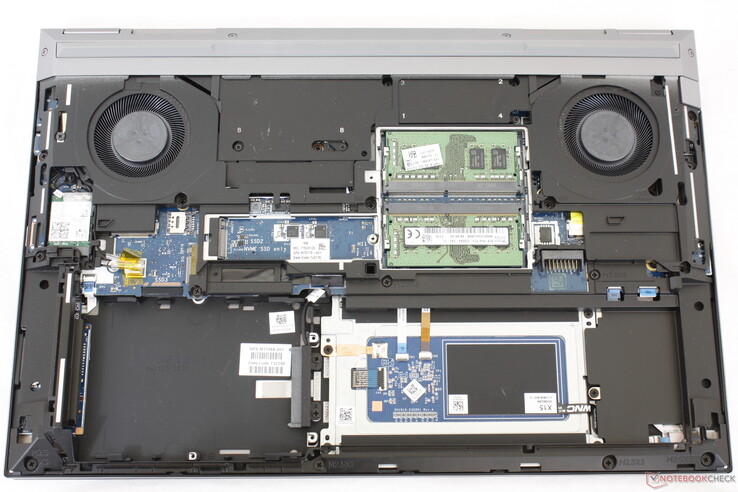 La batteria e le piastre metalliche sono state rimosse per mostrare due dei quattro slot SODIMM, due slot M.2 e un alloggiamento SATA III da 2,5 pollici