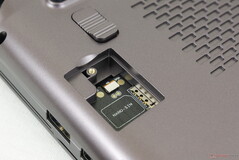 Gli utenti possono inserire una scheda Nano-SIM attraverso uno sportello facilmente rimovibile sul fondo