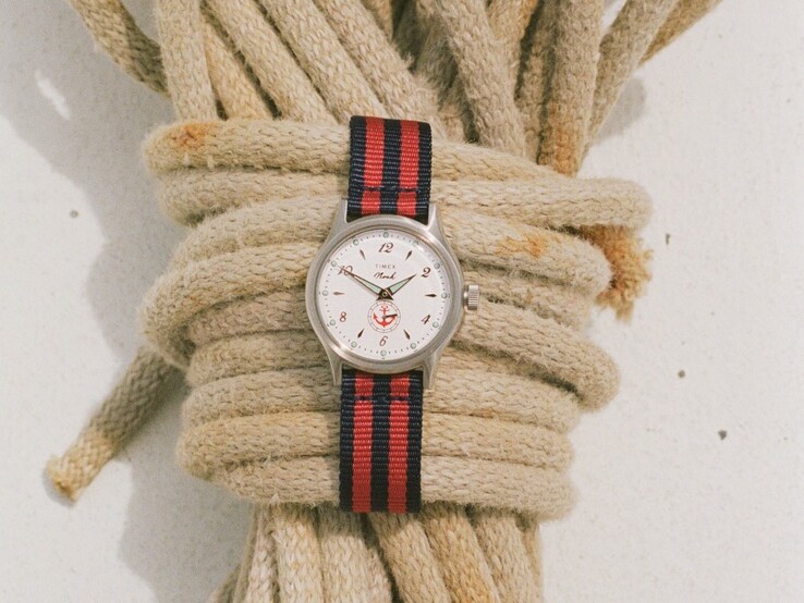 Orologio Noah x Timex MK1 Anchor con cassa color argento da 36 mm, quadrante bianco, motivo a forma di ancora e cinturino in tessuto a righe blu navy e rosse.