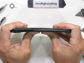 Il Pixel 6a è sopravvissuto ai test di durata di JerryRigEverything, in parte grazie al suo telaio in alluminio. (Fonte: JerryRigEverything)