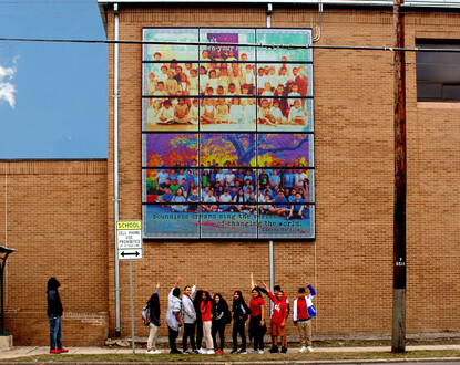 Pannello solare murale che celebra la storia della comunità in collaborazione con la scuola elementare JT Brackenridge (artista: Adriana Garcia, foto: Antonia Padilla)