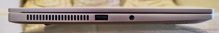 A sinistra: bocchette di scarico, USB 2.0, jack audio combo