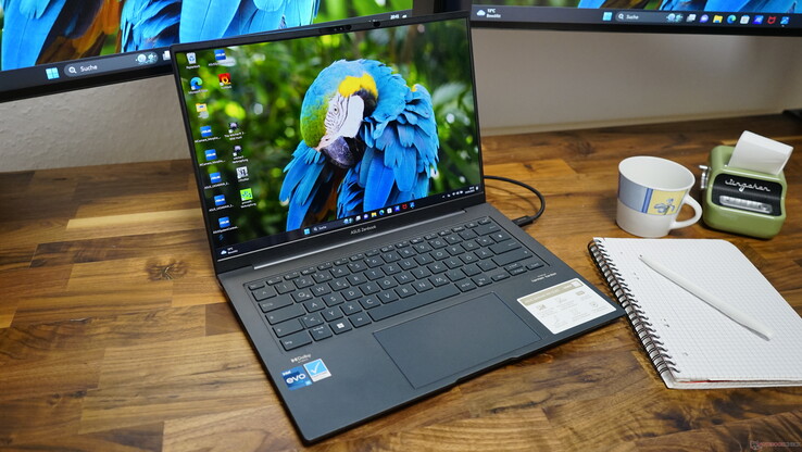 Asus Zenbook 14X UX3404V con un coloratissimo display OLED