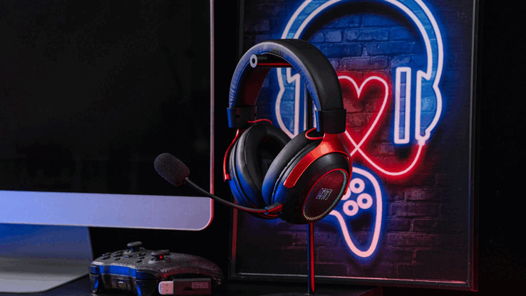 Le cuffie sono dotate di illuminazione RGB personalizzabile e garantiscono fino a 70 ore di autonomia della batteria con l’illuminazione disattivata.