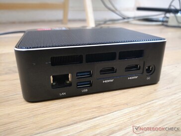 A sinistra: Gigabit RJ-45, 2x USB 3.0, 2x HDMI 2.0, adattatore AC