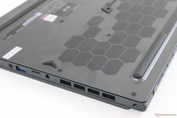 Le griglie di ventilazione esagonali sono simili a quelle dei portatili Dell Alienware