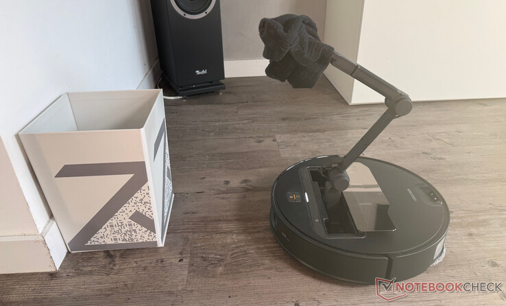 Il braccio robotico OmniGrip in azione mentre ripulisce un calzino