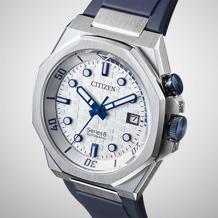 Il quadrante presenta un motivo a scacchiera giapponese testurizzato