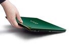 Il rinnovato laptop Vaio SX14-R in Deep Emerald offre una maggiore potenza di elaborazione AI in un corpo in fibra di carbonio di meno di 1 kg.