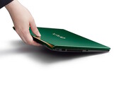 Il rinnovato laptop Vaio SX14-R in Deep Emerald offre una maggiore potenza di elaborazione AI in un corpo in fibra di carbonio di meno di 1 kg.