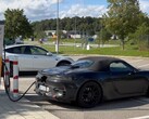 La prossima Boxster EV di Porsche ha una particolare posizione della porta di ricarica che potrebbe rivelarsi piuttosto comoda. (Fonte: @Strombock su Twitter - modifica)