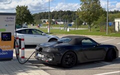 La prossima Boxster EV di Porsche ha una particolare posizione della porta di ricarica che potrebbe rivelarsi piuttosto comoda. (Fonte: @Strombock su Twitter - modifica)