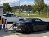La prossima Boxster EV di Porsche ha una particolare posizione della porta di ricarica che potrebbe rivelarsi piuttosto comoda. (Fonte: @Strombock su Twitter - modifica)