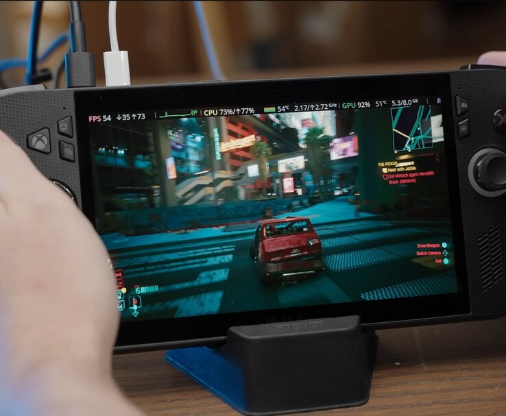 ASUS ROG Ally X che esegue Cyberpunk 2077, mostrando sullo schermo le metriche delle prestazioni del gioco come FPS, CPU e utilizzo della GPU. (Fonte: Dawid Does Tech Stuff)