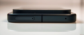 Parte superiore: vassoio Nano SIM, microfono