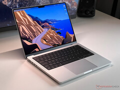 Applesi dice che l'attuale generazione di MacBook Pro duri qualche mese in più rispetto a quanto previsto in precedenza, immagine del MacBook Pro 14 M4. (Fonte: Notebookcheck)