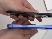 Il "17 Air" (in alto) accanto ad un altro iPhone. (Fonte immagine: Majin Bu via X)