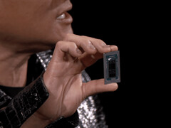 Jensen Huang tiene in mano il GB10 di Nvidia durante il CES 2025. (Fonte: Hardware Luxx)