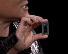 Jensen Huang tiene in mano il GB10 di Nvidia durante il CES 2025. (Fonte: Hardware Luxx)