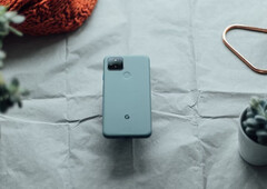 Il Pixel 5a è l'ultimo degli smartphone non-Tensor di Google a ricevere aggiornamenti software regolari, Pixel 5 nella foto. (Fonte: Jonas Elia)