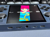 L'RGB30 combina un display da 4 pollici con un chipset Rockchip RK3566 (fonte: Powkiddy)