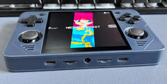 L'RGB30 combina un display da 4 pollici con un chipset Rockchip RK3566 (fonte: Powkiddy)