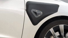 L'aggeggio del parafango e il posizionamento della telecamera sul lunotto posteriore ricordano il Cybercab. (Fonte: Reddit)