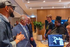 Tim Cook con re Carlo III presso la sede di Apple nella Battersea Power Station