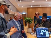 Tim Cook con re Carlo III presso la sede di Apple nella Battersea Power Station
