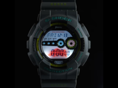 L'orologio della collaborazione Casio G-Shock x Suzuki GD-100 sfoggia una retroilluminazione personalizzata con l'emblema del rinoceronte Jimny. (Fonte: Autorimessa)