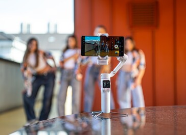 Il gimbal per smartphone Hohem V3 Ultra in colorazione bianco artico (Fonte: Hohem)