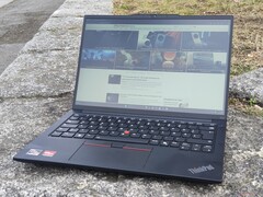 Basta con gli schermi economici, Lenovo: Lo schermo di fascia bassa del ThinkPad E14 Gen 6 non dovrebbe più essere una cosa normale (foto: Lenovo ThinkPad E14 Gen 6 all'aperto, fonte dell'immagine: Benjamin Herzig/Notebookcheck.net)