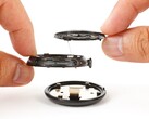 Il Google Pixel Watch 4 rende la sostituzione della batteria un gioco da ragazzi. (Fonte: iFixit)