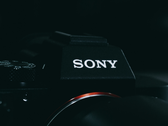 Un primo piano del logo Sony su una fotocamera.