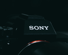Un primo piano del logo Sony su una fotocamera.