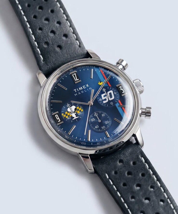 Il cronografo Timex Peanuts x Marlin è raffigurato di profilo con la sua cassa in acciaio inossidabile lucido, il quadrante blu con finitura a raggi di sole e il cinturino in pelle blu traforata.